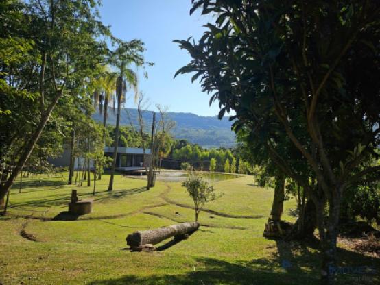 Fantástico Sítio de Alto Padrão em Morro Reuter!
